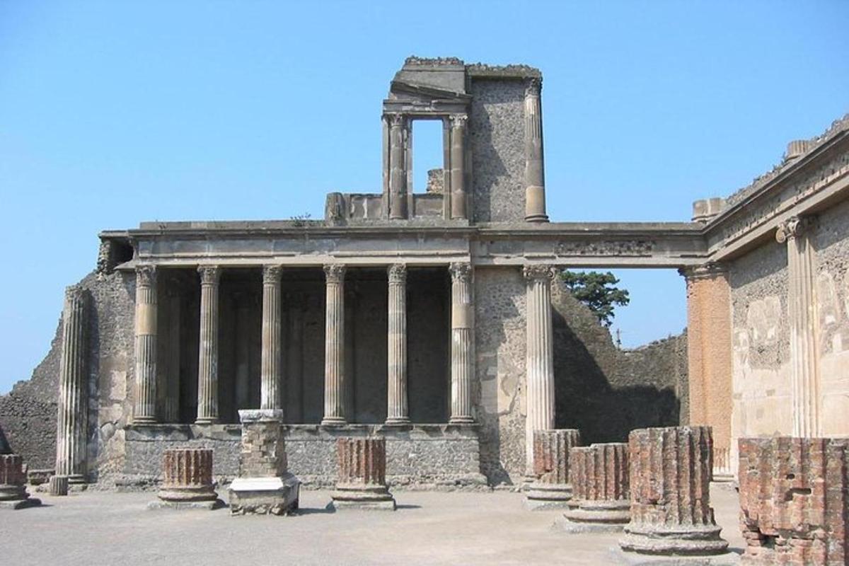 um edifício antigo com colunas em um pátio
