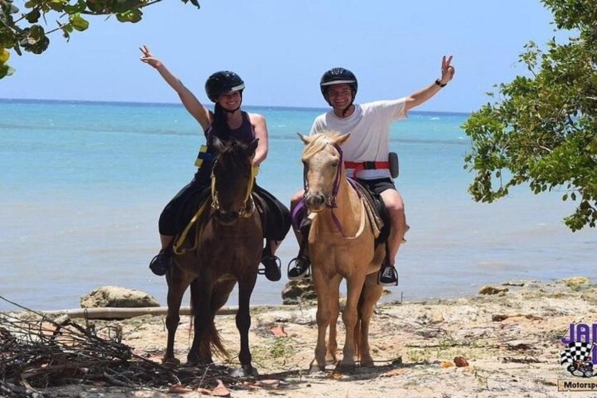 en man och en kvinna som rider på hästar på stranden
