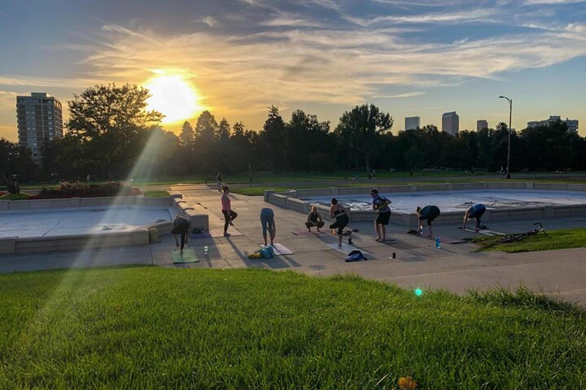 grupa ljudi izvodi trikove u skate parku