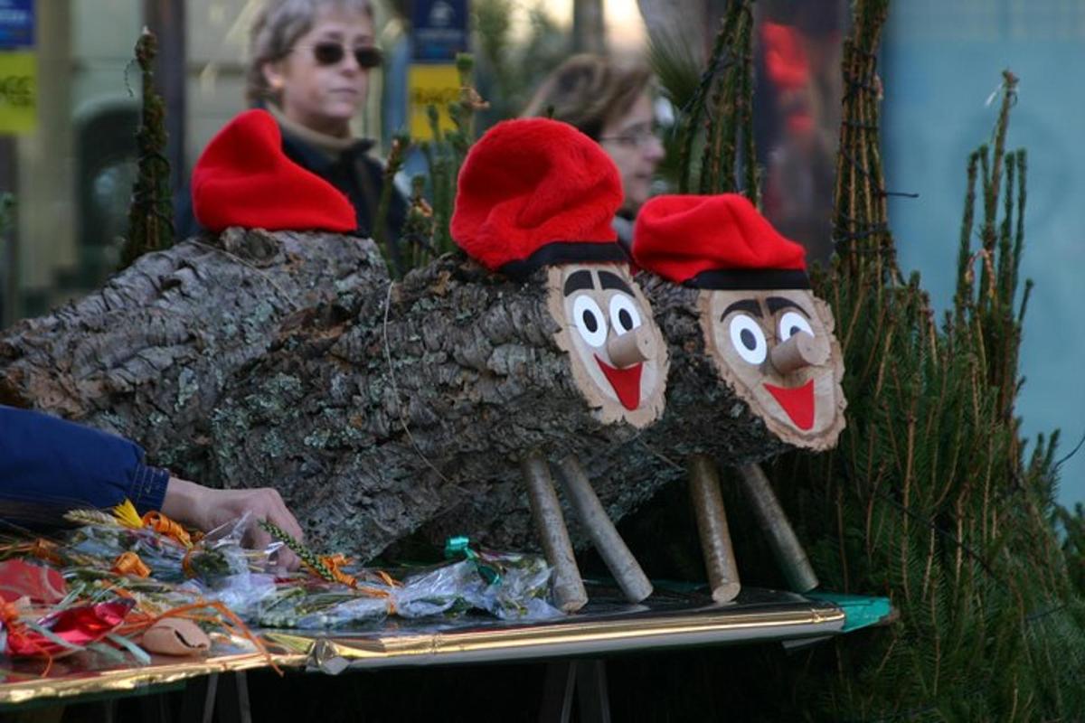 skupina loutek s klobouky na stole