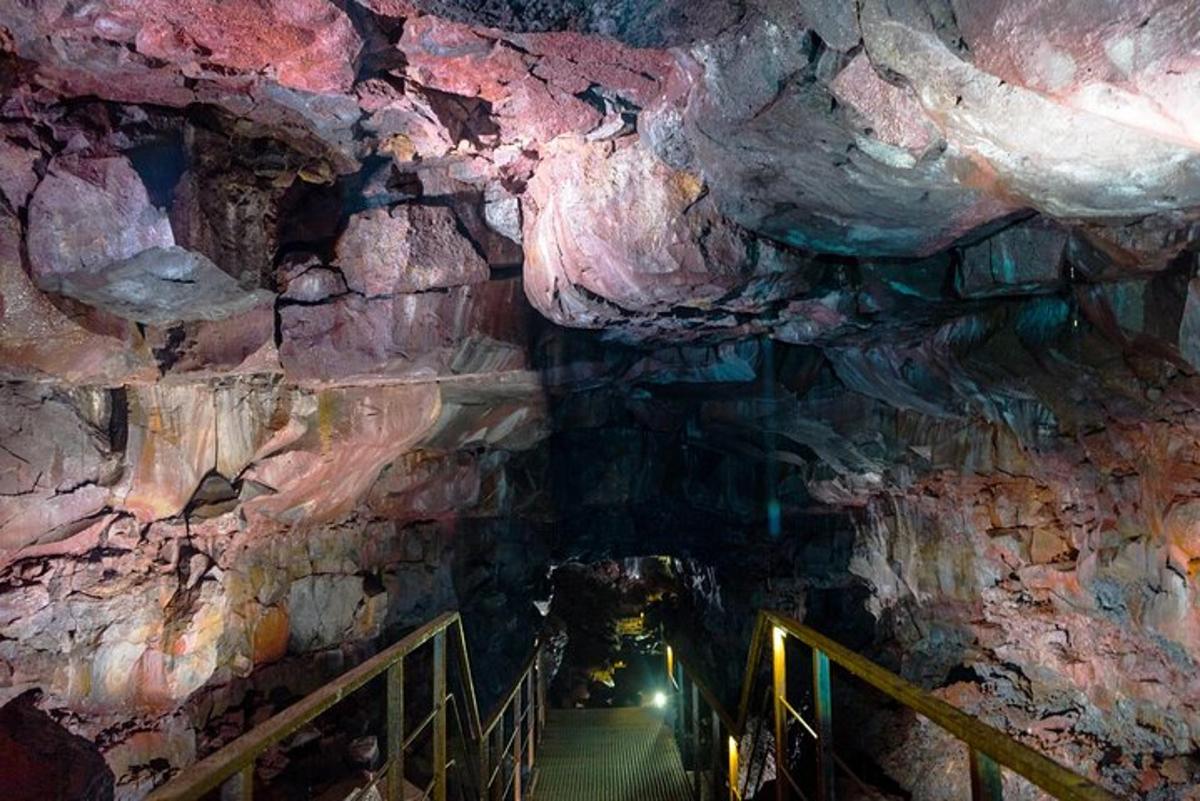 tunel v jeskyni se schodištěm