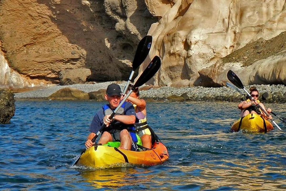 hai người chèo thuyền kayak trên mặt nước trên sông
