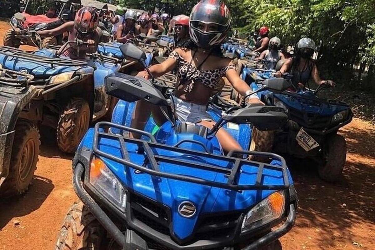 Μια ομάδα ανθρώπων που οδηγούν ATV σε έναν χωματόδρομο