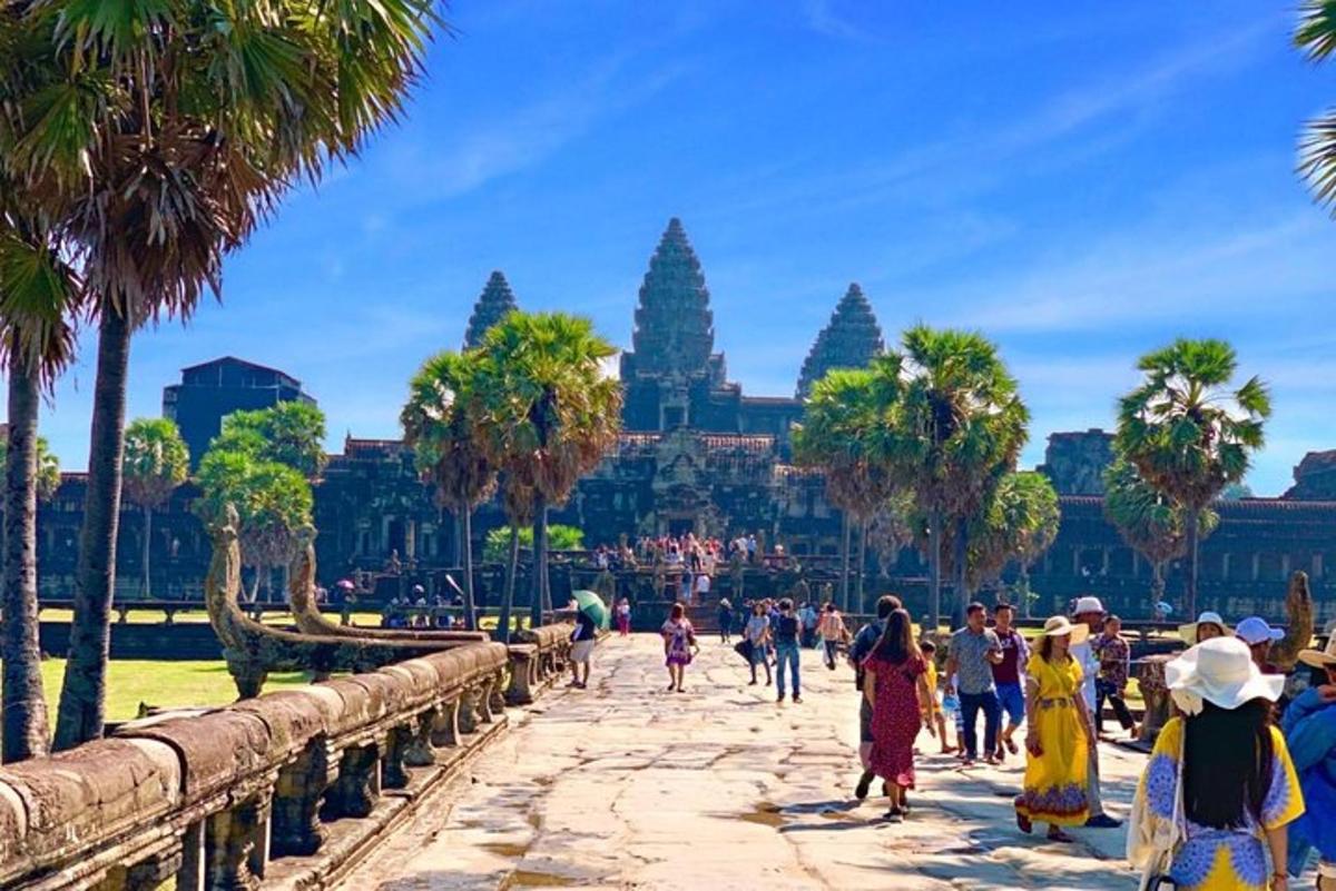 un gruppo di persone che camminano su un sentiero di fronte a un tempio