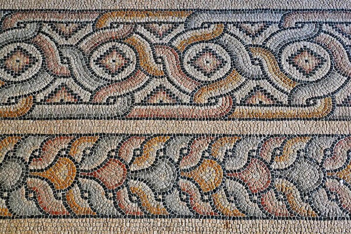 isang close up ng isang palapag na may patterned carpet