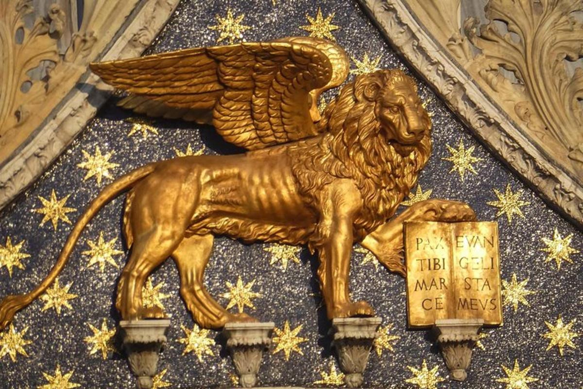 ein goldener geflügelter Löwe an der Seite eines Gebäudes