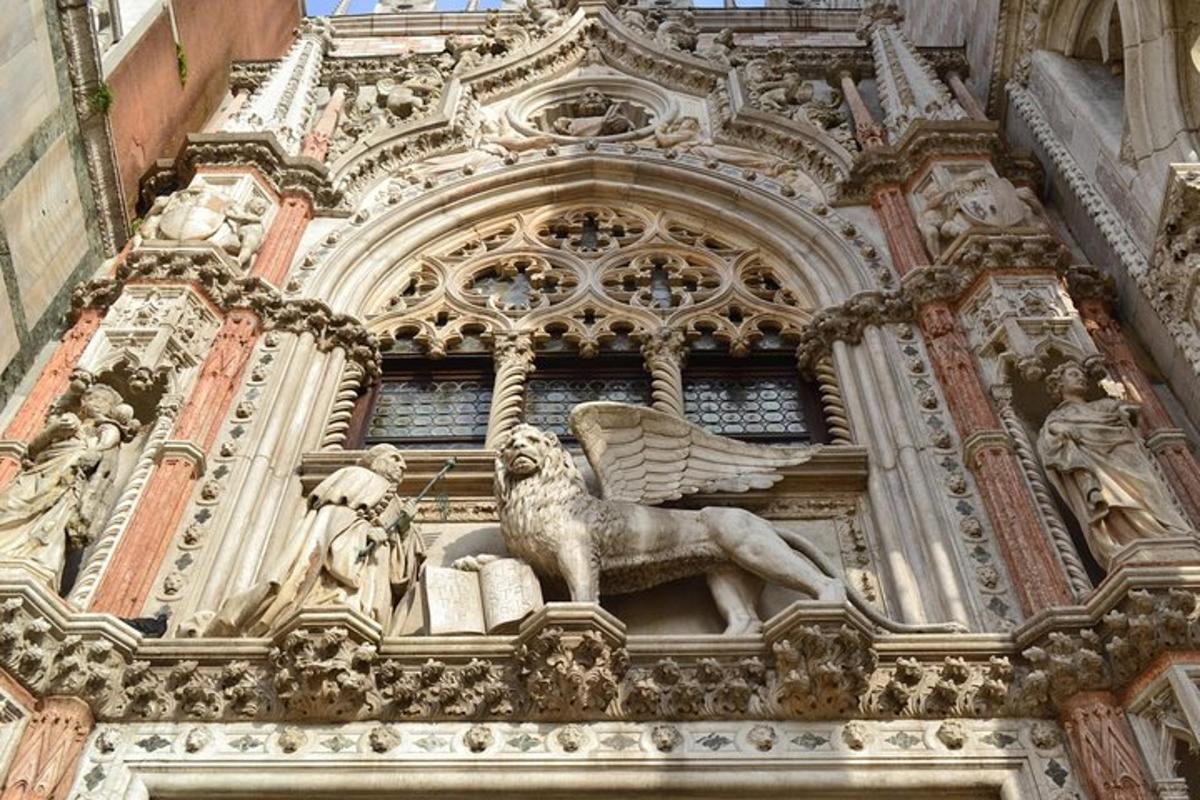 ein Gebäude mit einer Löwenstatue an der Seite