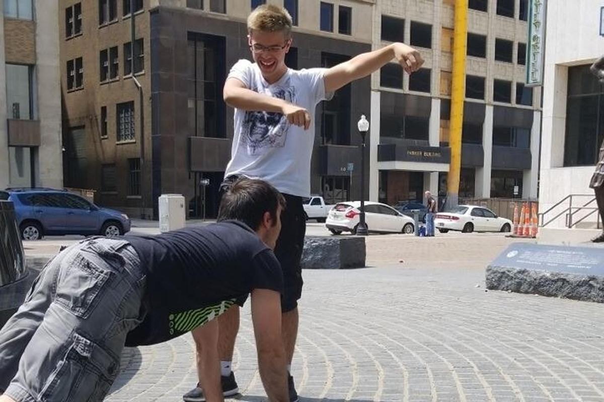 dva mladí muži si hrají se skateboardem ve městě