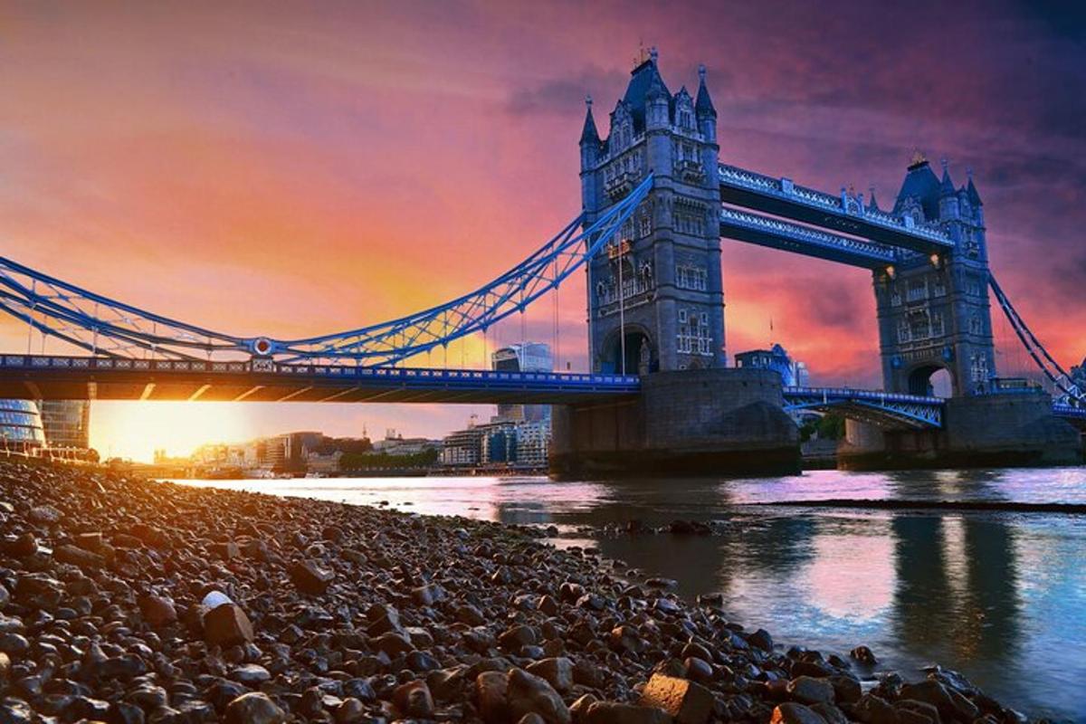 una foto del Tower Bridge al tramonto