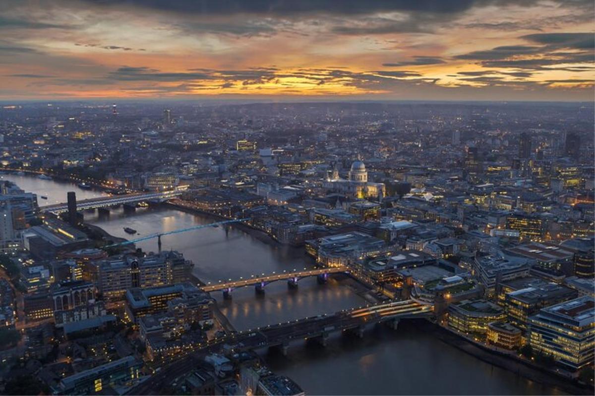 una vista aerea di una città con un fiume