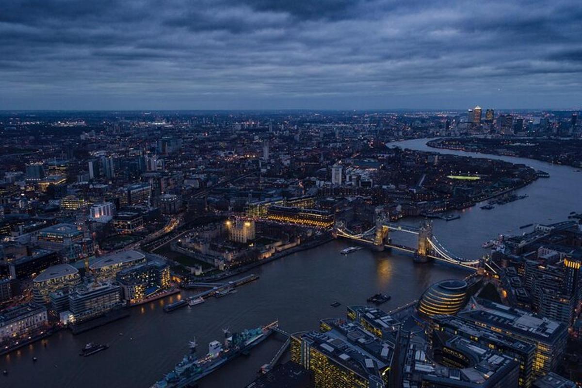 una vista aerea di una città con un fiume e un ponte