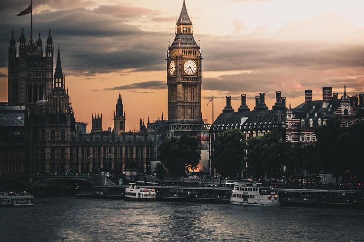 un'alta torre dell'orologio con il Big Ben in città