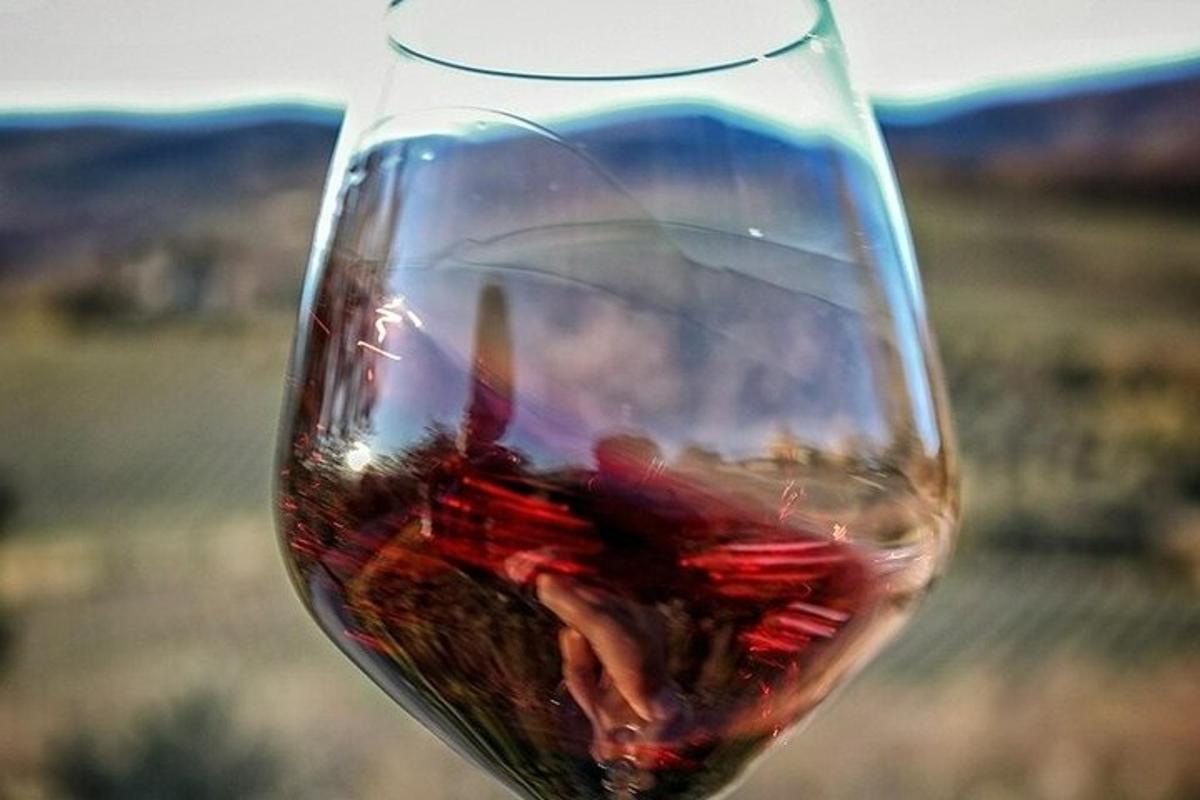 un bicchiere di vino con un riflesso al suo interno