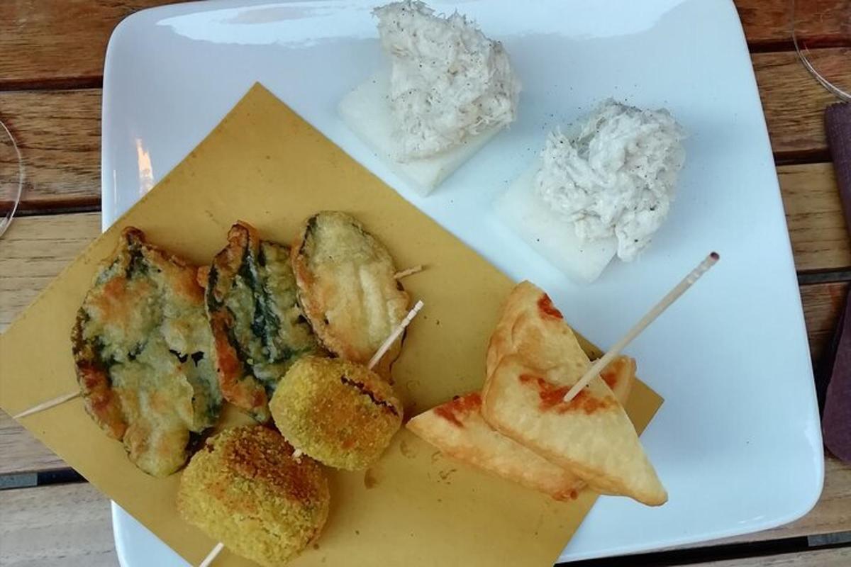 pinggan putih dengan sedikit makanan di atas sebatang kayu