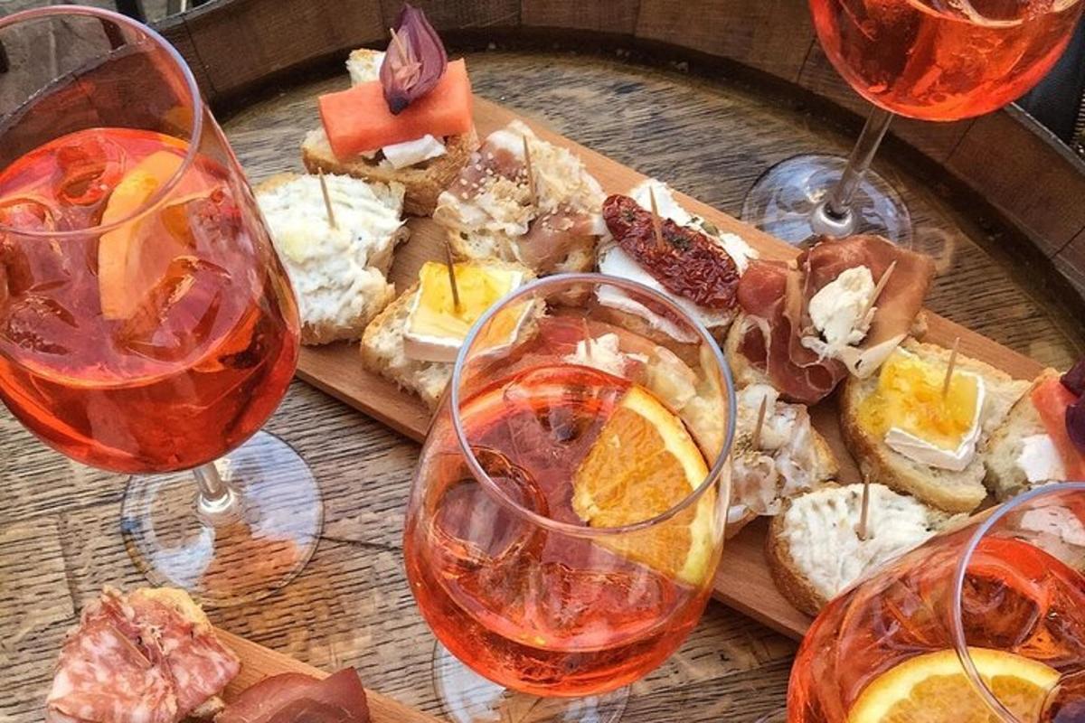 et bord med glass vin og en tallerken med mat