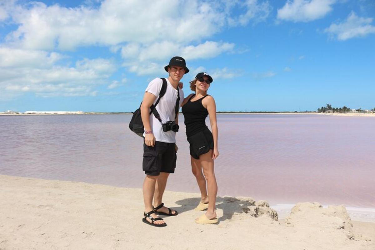 un uomo e una donna in piedi sulla spiaggia