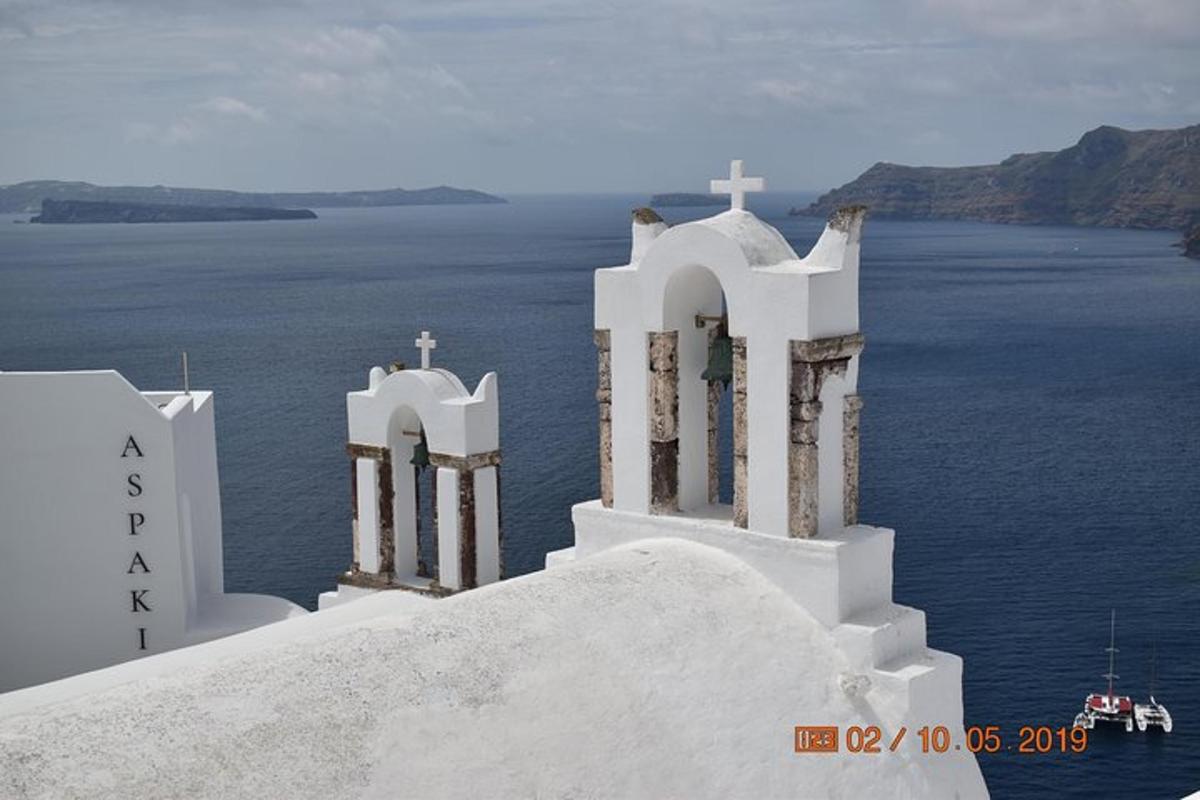 μια λευκή εκκλησία στην άκρη του ωκεανού