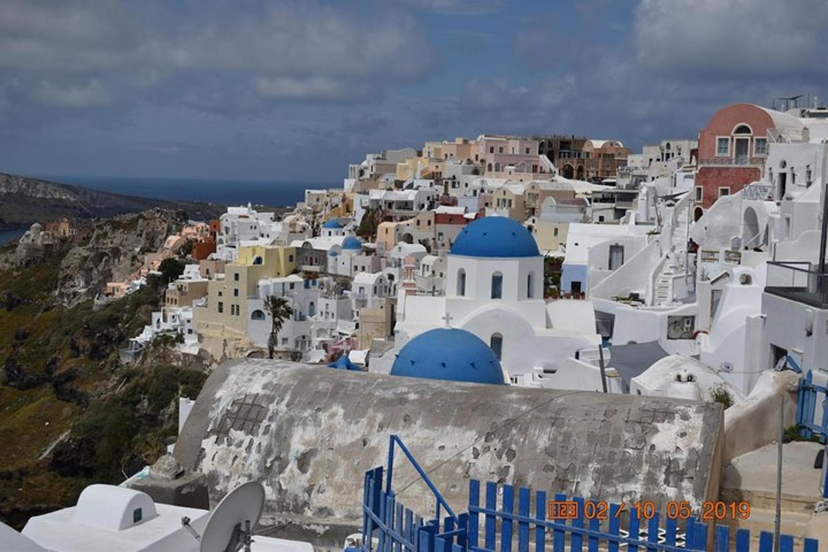 μια θέα ενός χωριού με λευκά κτίρια σε έναν λόφο