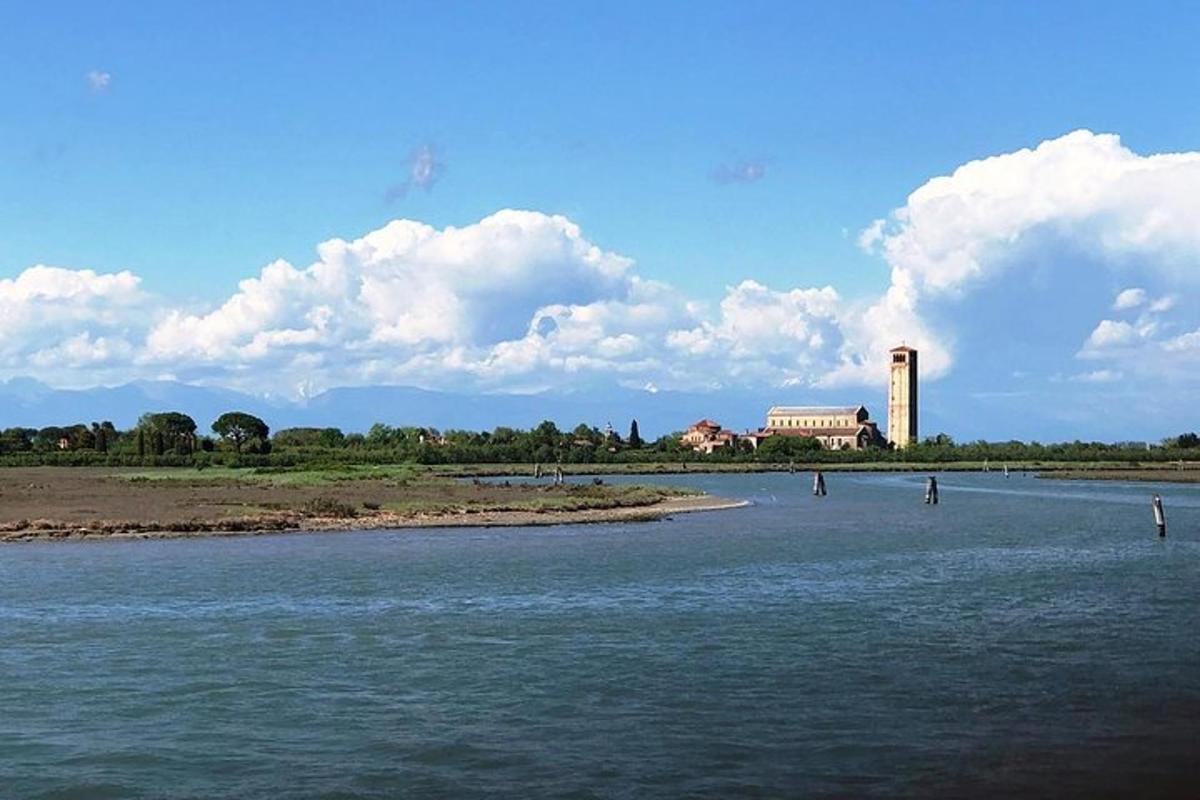upe ar cilvēkiem ūdenī un fabrika
