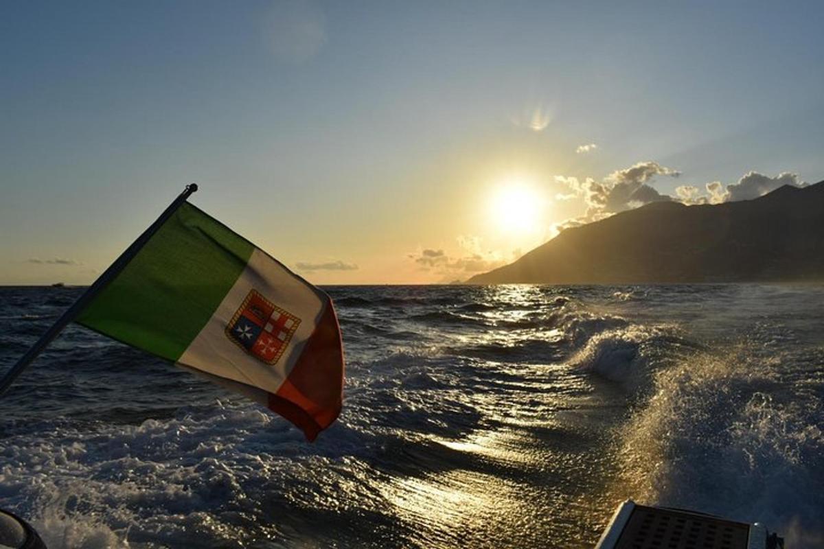 una bandiera sul retro di una barca in acqua