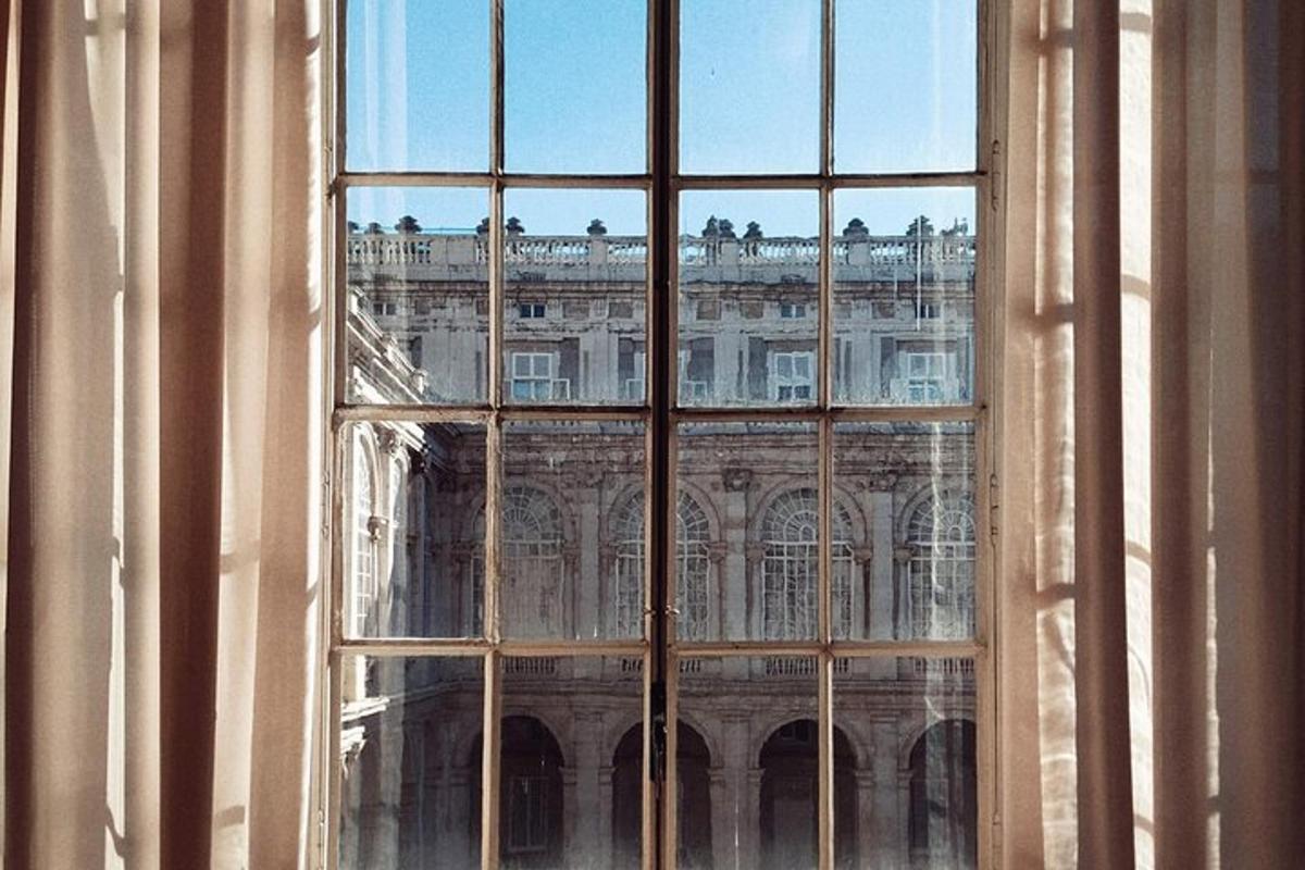 pemandangan louvre melalui tingkap