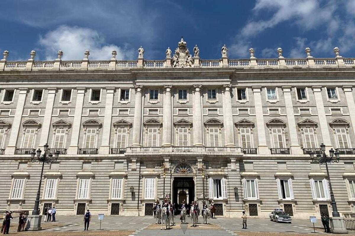un gran edifici amb gent dreta a fora