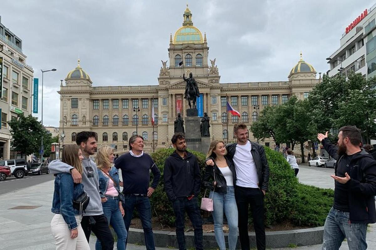 eine Gruppe von Menschen steht vor einem Gebäude