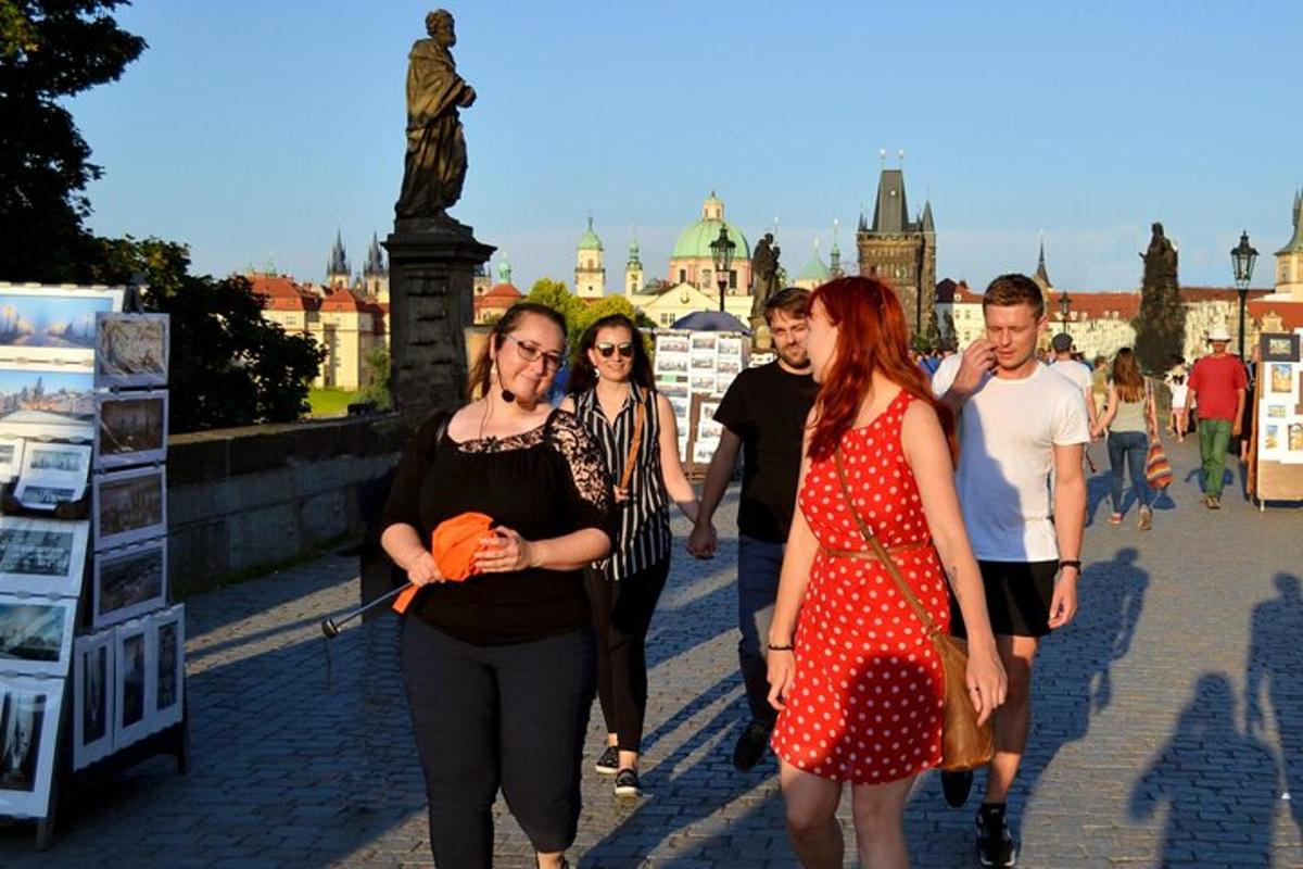 grupp inimesi, kes kõnnivad mööda tänavat