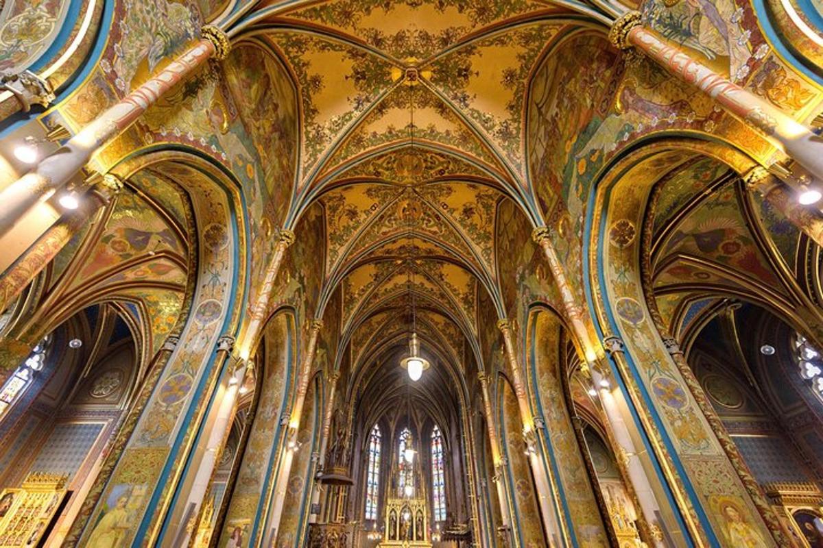 uma grande igreja com tetos ornamentados e arcadas