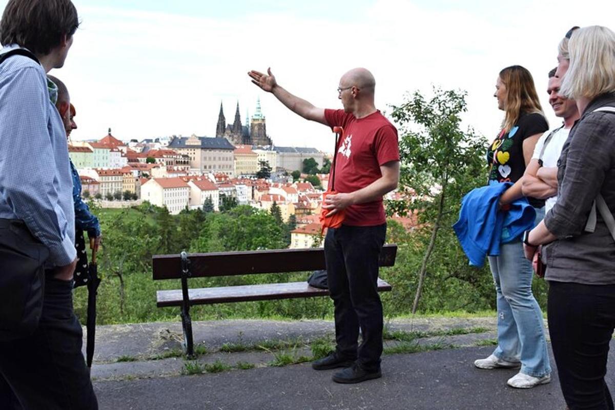 mees seisab pingil ja osutab linna poole