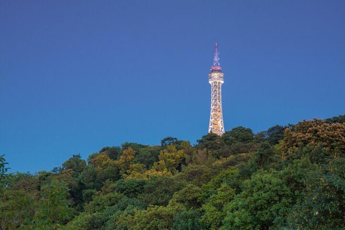 una torre en la cima de una colina con árboles