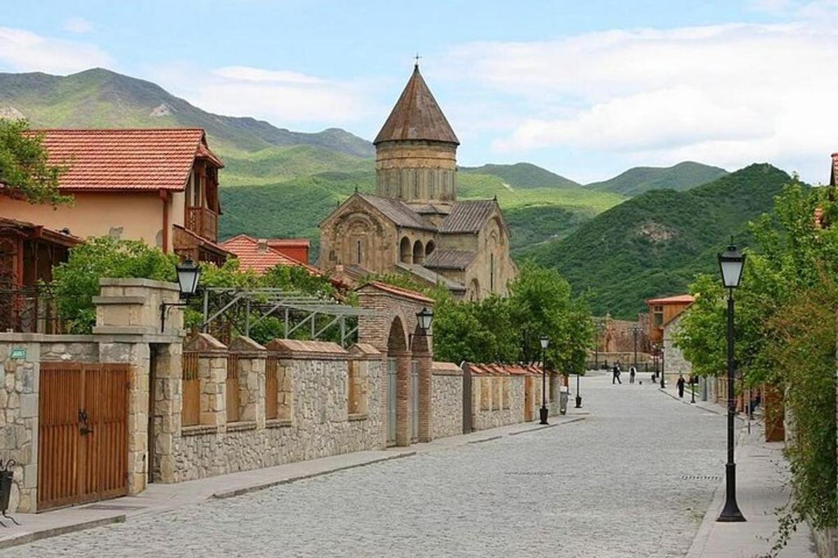 порожня вулиця з церквою та будівлею