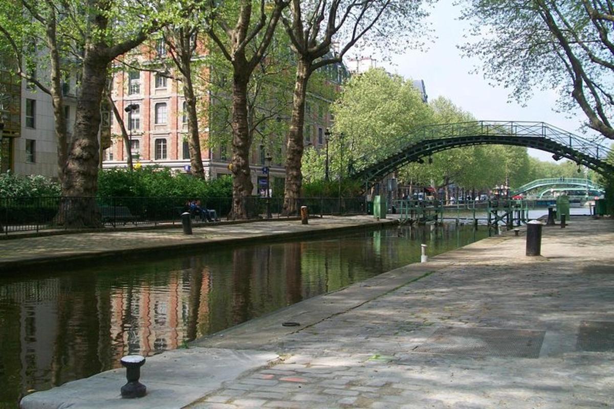un pont sur une rivière dans une ville