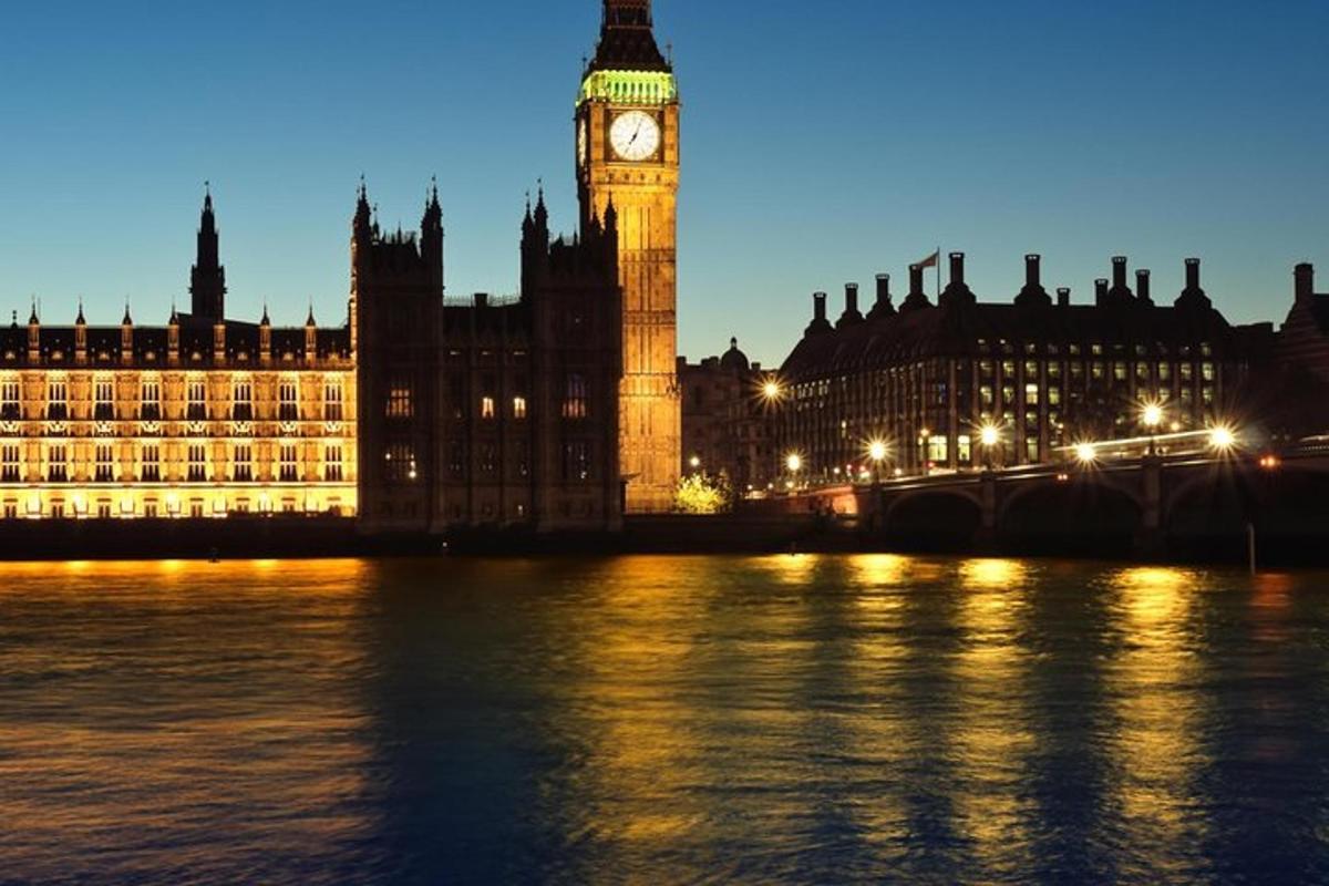 Pohled na Big Ben a budovy parlamentu v noci