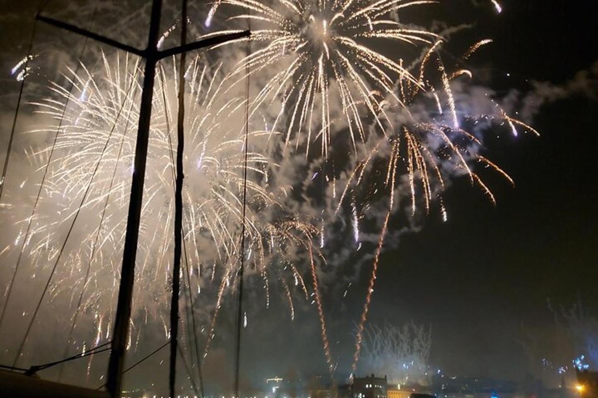 un grup de focs artificials que exploten al cel nocturn