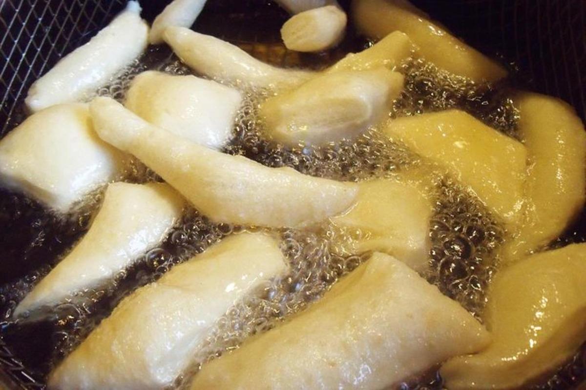 крупний план їжі, яку готують на грилі