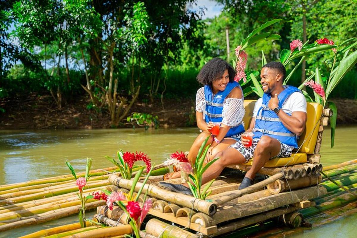 Un hombre y una mujer sentados en una balsa en el agua