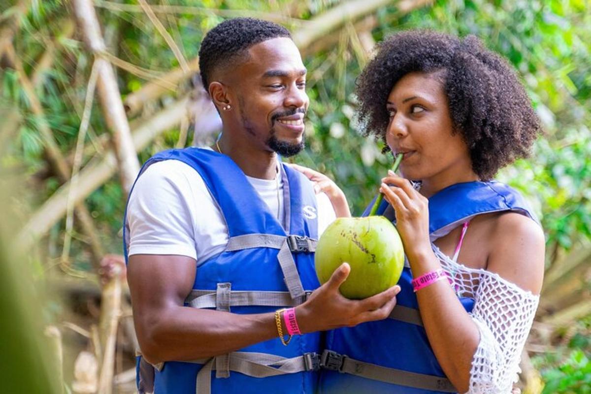 Un hombre y una mujer comiendo un coco verde