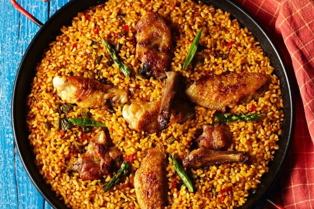 kuali makanan dengan ayam dan nasi di atas meja