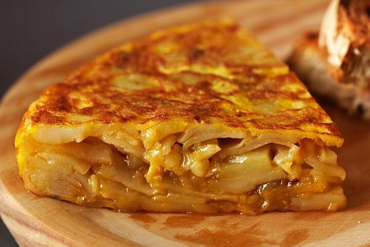 ein Stück Käsepizza auf einem Holzschneidebrett