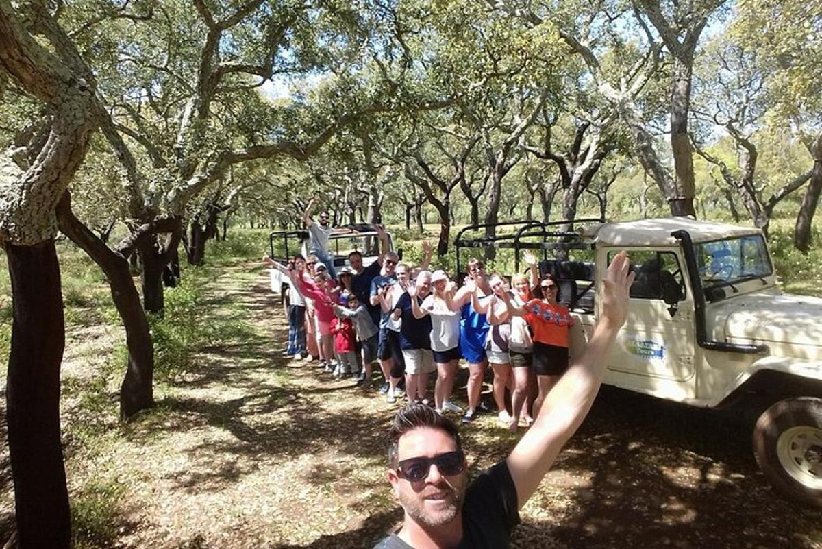 un gruppo di persone in piedi accanto a un camion