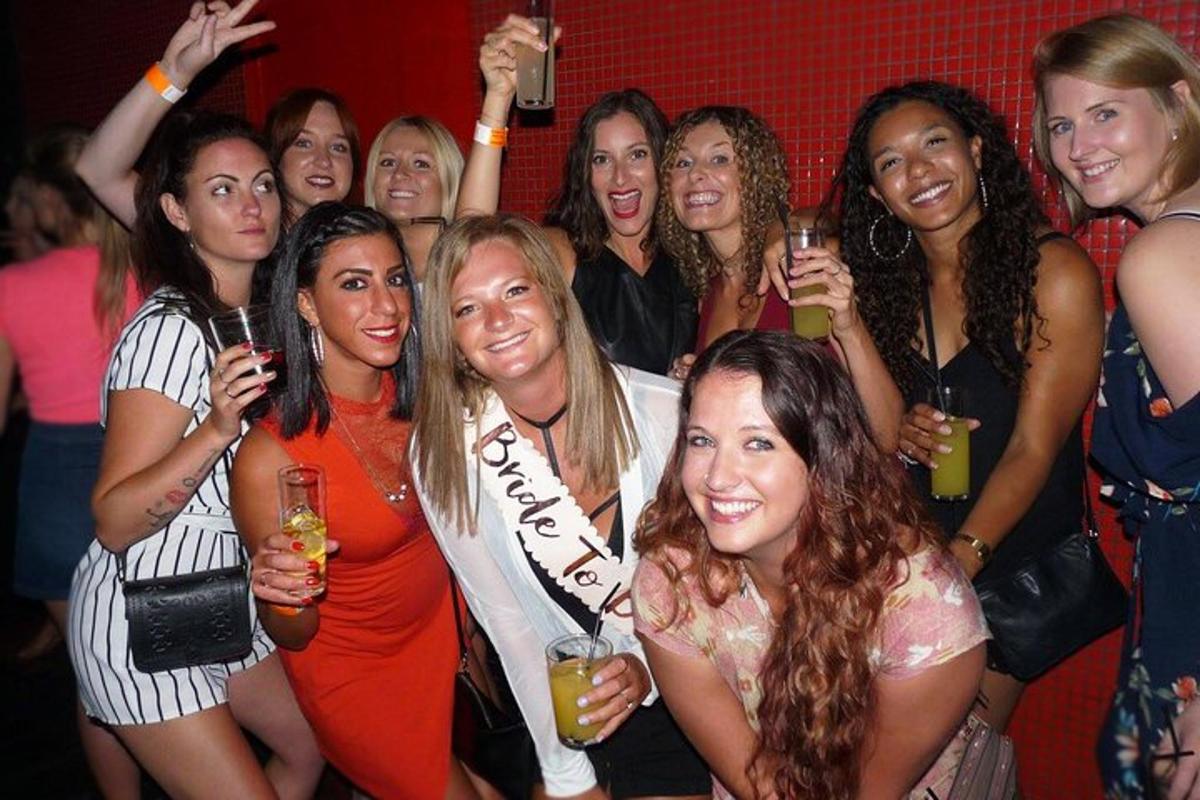 un grup de dones posant per a una foto en una festa