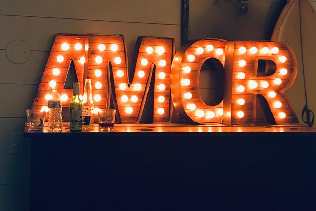 un cartello che dice amore con luci su un tavolo