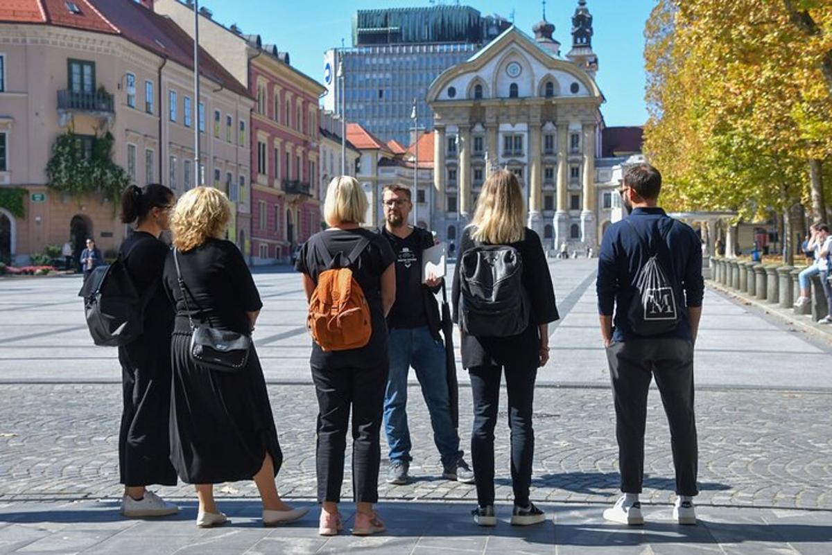 skupina lidí stojících na městské ulici