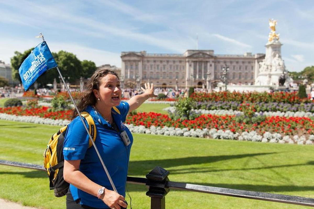 žena stojící před palácem s vlajkou