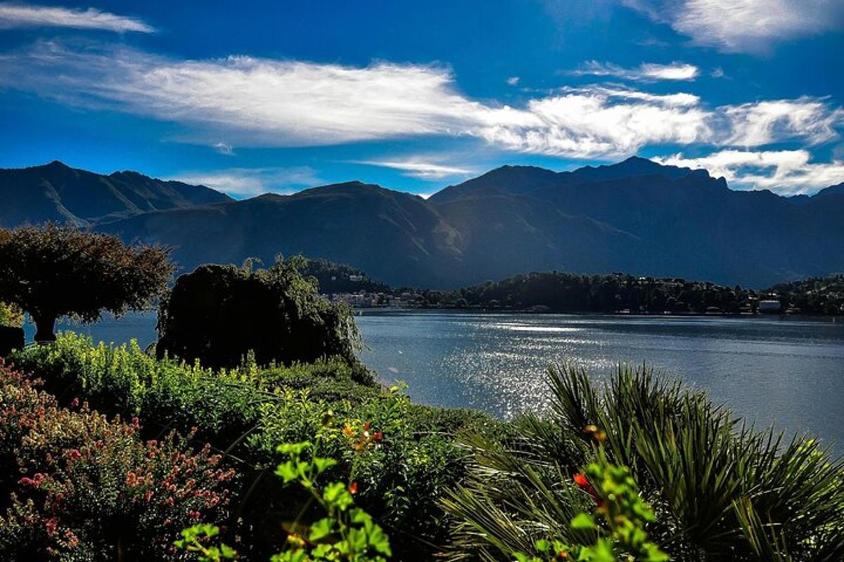 Una vista de un lago con montañas al fondo.