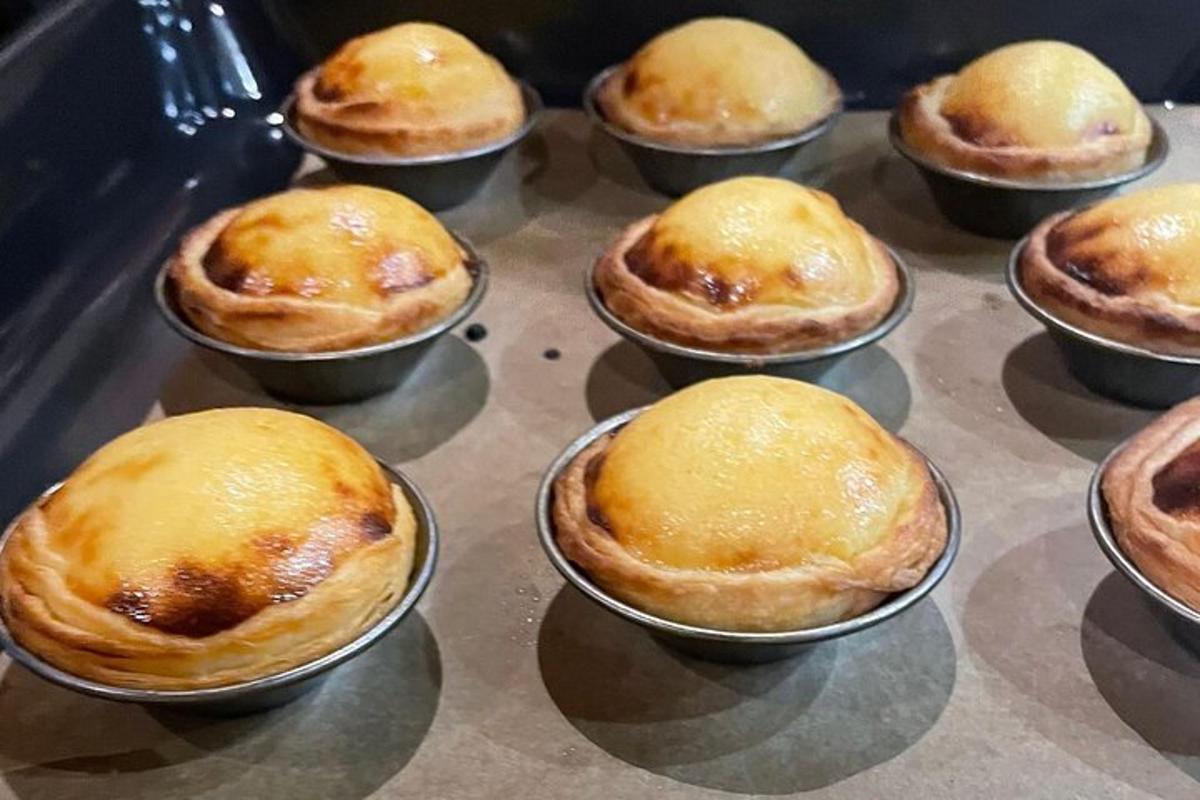 Skupina muffinů v košíčcích v troubě