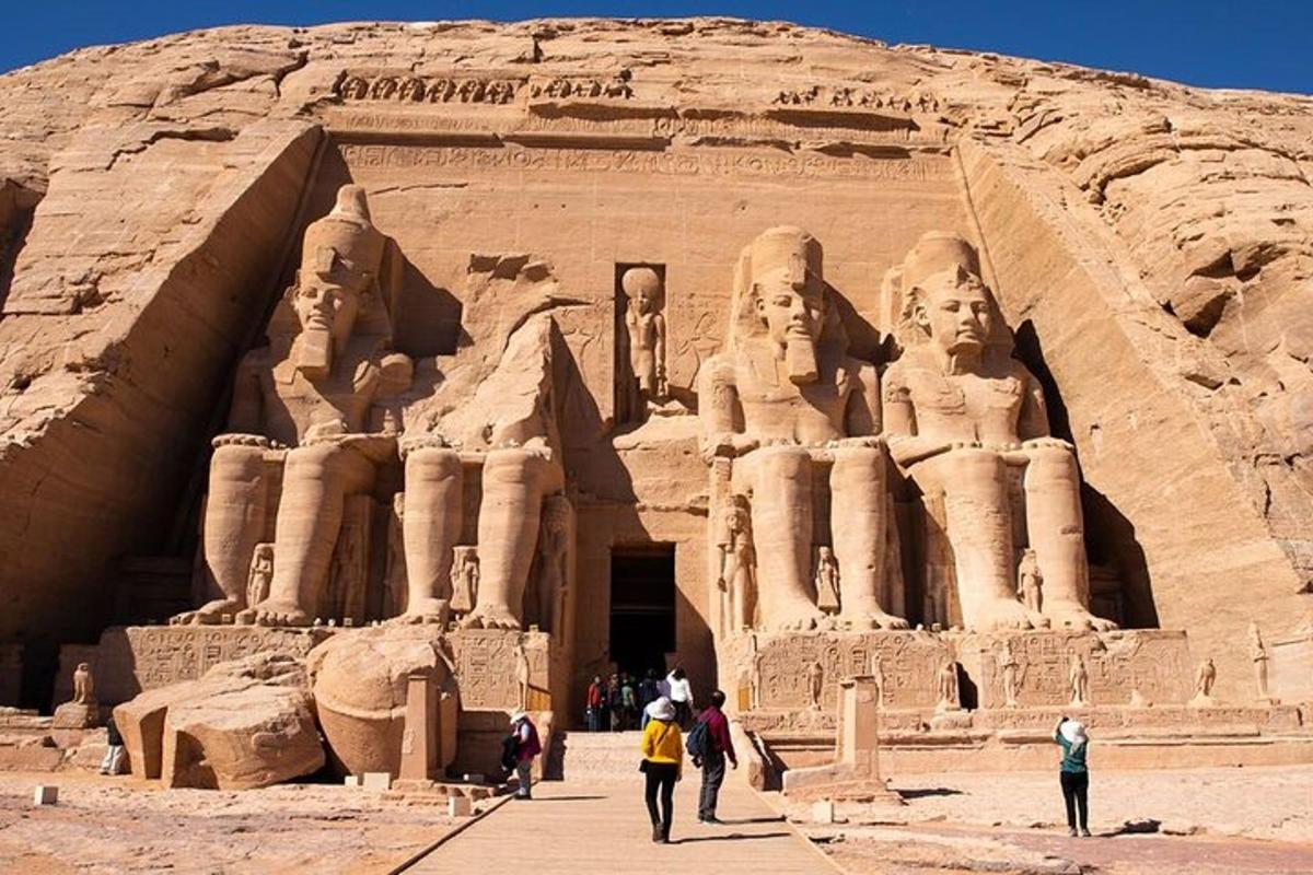 la gent està dreta davant d'un edifici antic