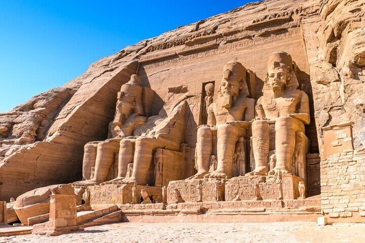 un gran edifici de pedra amb estàtues