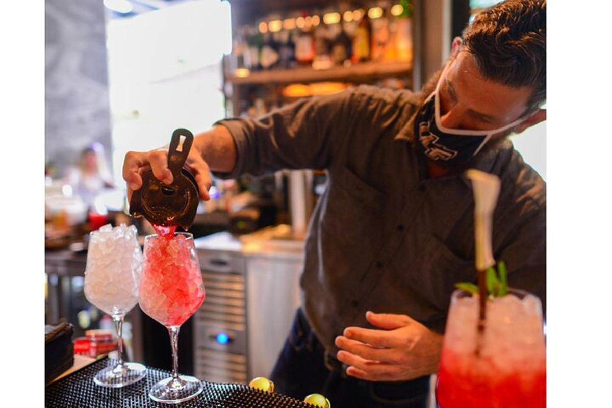 muž si v baru dělá drink